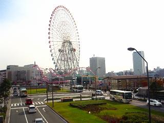 右に見える遊園地