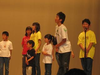 村人の目は釘ずけ