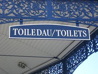 ウエールズトイレ看板