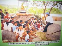 戸外で読み聞かせ