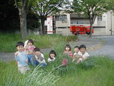 じぷた見学　草原で記念撮影