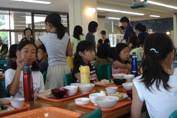 食堂でご飯