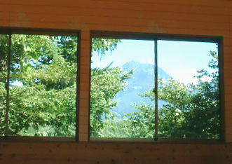 ２００４窓からみえる黒姫山