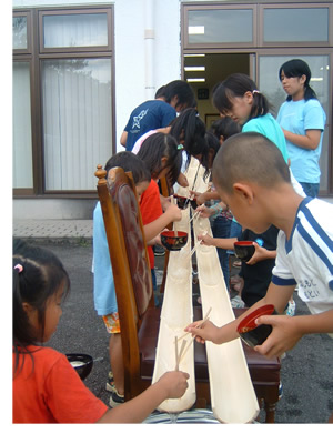 ２００４年夏合宿　流しそうめん　with Sam!