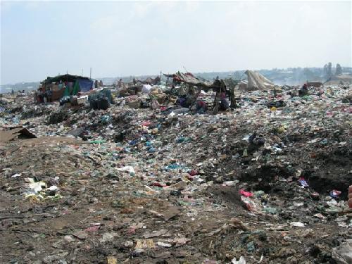 カンボジアごみ山1