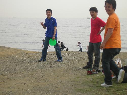 実行委員の大学生、海でまだ遊ぶ遊ぶ!