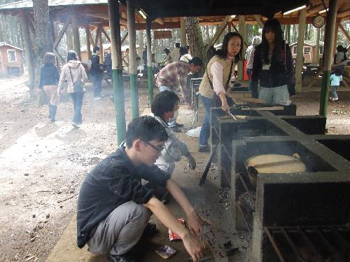 野外炊飯担当　大学生Ｍ君、ラボ・パパに感謝