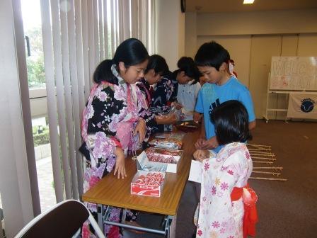 駄菓子屋さん　中学生が仕入れから準備