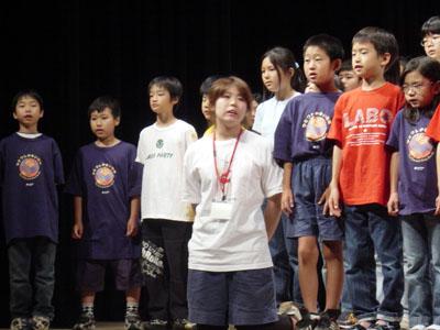 「ひとつしかない地球」を歌う