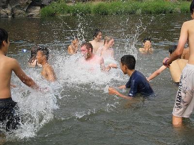 河でのスイミング