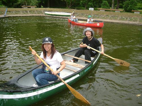 小さな池で、ボートに乗りました