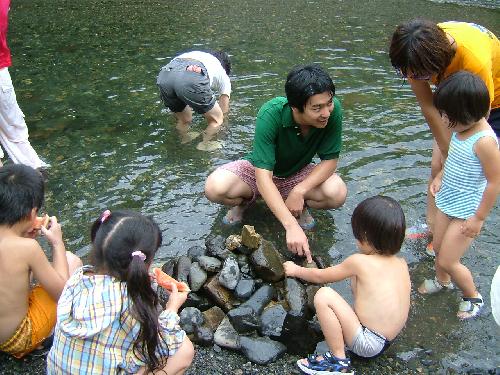 みんなで集まってお魚の家つくってるの？