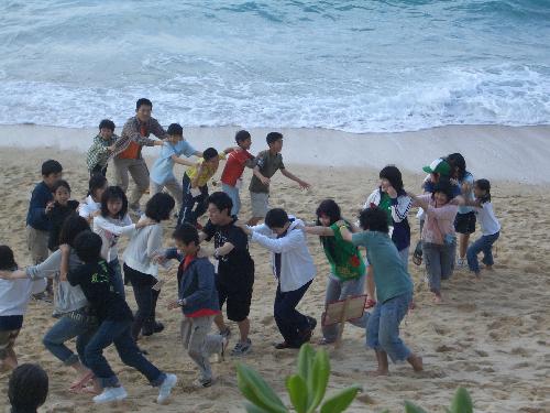 沖縄ビーチでのグループ活動