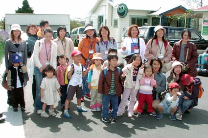 Day Care Center の前で記念写真10/13