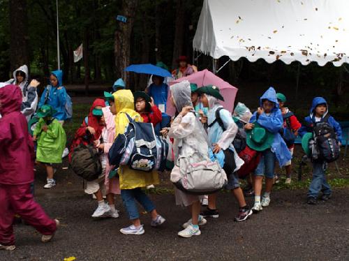 雨の中、ロッジへ移動中