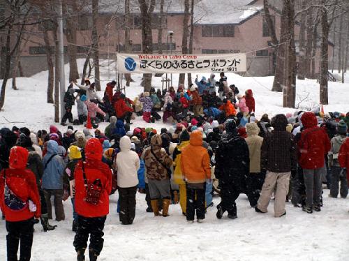 開営式は雪の中