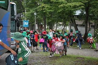 各ロッジからバスへ帰ってくるラボっ子たち♪