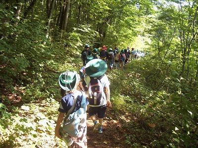 てくてく歩きます・・・向かうは、野尻湖！！