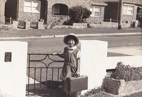 8歳の頃,オーストラリアの学校の制服を着て,自宅前で。