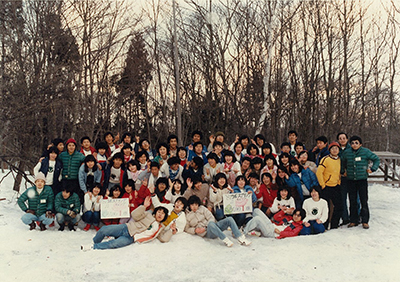 藻谷氏がシニアメイト（キャンプ・リーダー）として参加した1981年ラボ・スプリングキャンプ（シニアメイト集合写真）