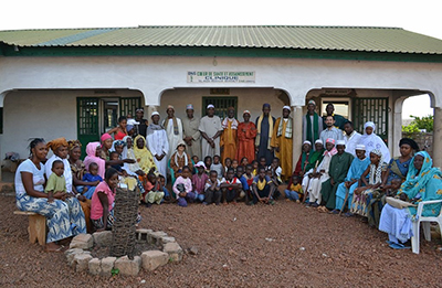 井戸完成の4年後，シェリフ医師の診療所が完成（ギニア）