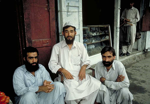 本物は誰だ？（パキスタン，ギルギットの市場にて）