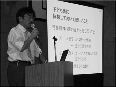 講演中の平野千晶氏「豊かな感覚体験，ことばとの豊かな出会いがたいせつ」
