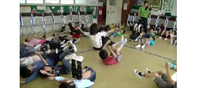 Humpty Dumptyの歌（１年生）「….had a great Fall!』身体を使い体験的にFallを感じる！