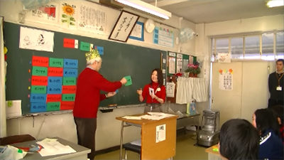 「ことば博士」の大津由紀雄先生と一緒に行なった語順の授業（６年生）