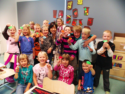 研修で訪問したフィンランドの小学校で子どもたちと交流