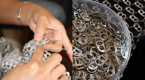 リサイクルのプルタブを編んで作られている。