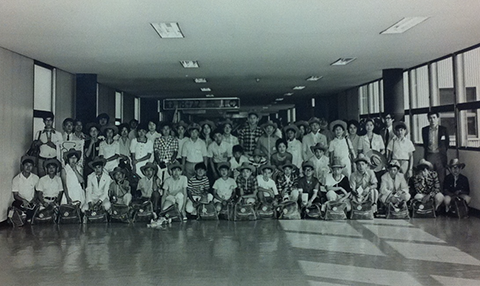 1973年，中学1年でラボ国際交流に参加。アメリカで1か月ホームステイする。