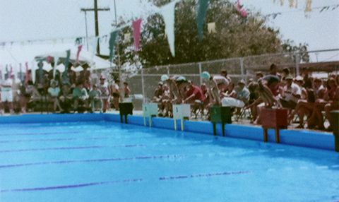 中学1年の夏，ホームステイ中の写真。毎日泳ぎ，真っ黒になって帰国した。