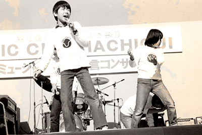 小学生のころ，「ブレーメンの音楽隊」を英語で発表したときの写真