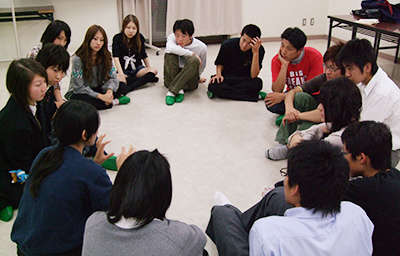 高校生，大学生が物語について真剣に話し合う。右上の赤いシャツが筆者（ラボ・パーティで）