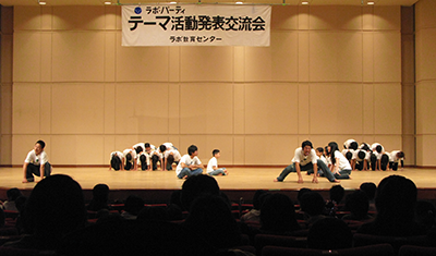 高校生のとき地区の発表会で沖縄の昔話『鮫どんとキムジナー』を英語と日本語で発表。前列右端が筆者。