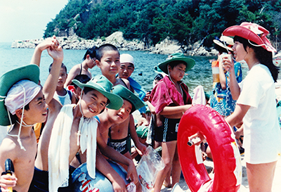 ラボキャンプ「海の学校・高島」にて大学生リーダーをする筆者（右隅）