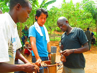 派遣先のルワンダで井戸の修理を指導する筆者