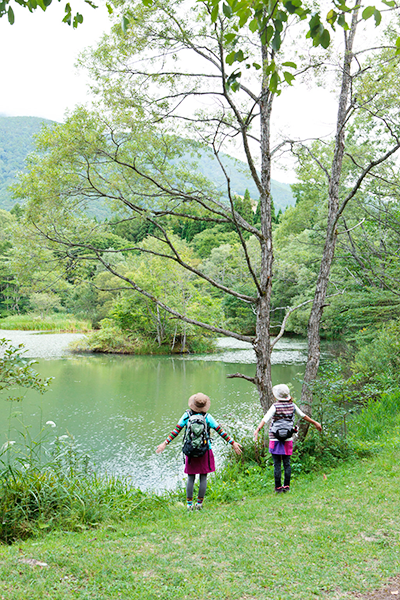 御鹿池で黒姫山に向かって深呼吸