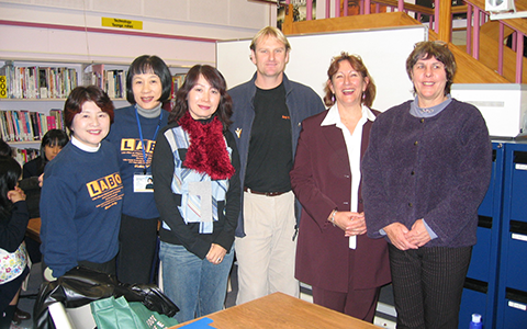 2004年，タウランガ・ガールスカレッジの図書館で。ラボのテューターシャペロン，カンディ氏，学校の責任者