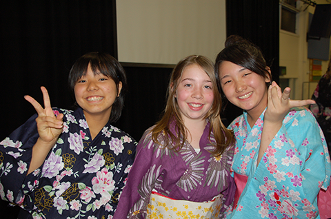 キャプション＝2013年のJapan Day。浴衣を着る体験を大いに楽しむ