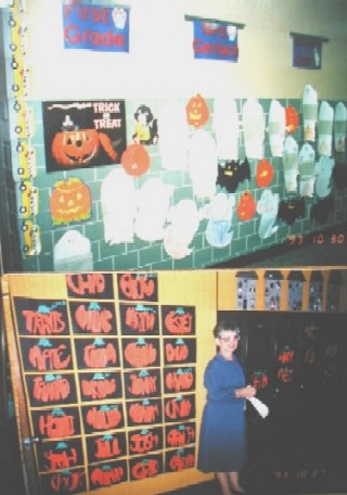 アメリカの小学校の廊下を飾るハロウィンの様子