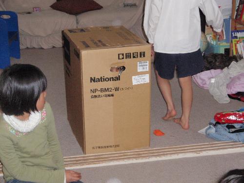 耳を澄ましているのは、フック!