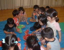 スイカを食べる