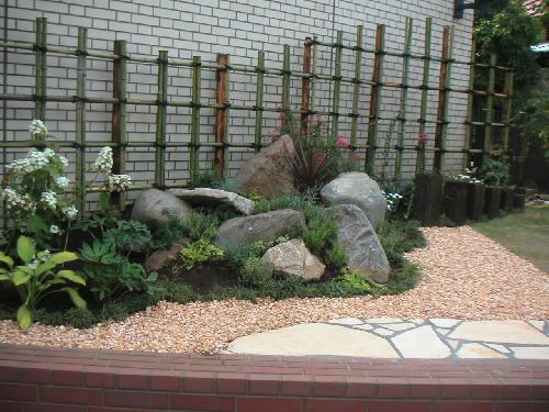 ロックガーデンと竹垣