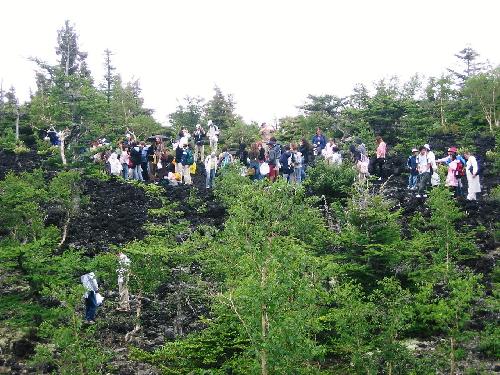 富士山の火口の一つの中は、歩けるよ