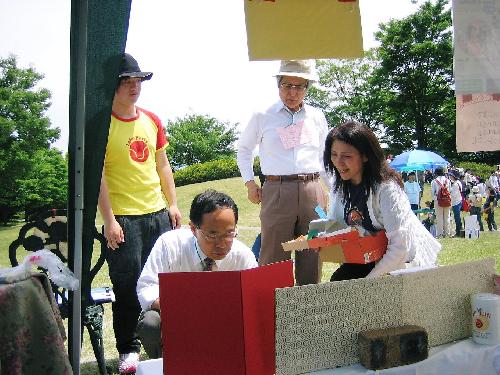 鈴木先生と松本会長もいらしてくださいました　あ、鈴木先生もスタンプラリー用紙を首にかけてくださっています～