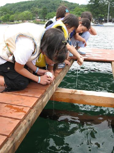 野尻湖の透明度を調べる