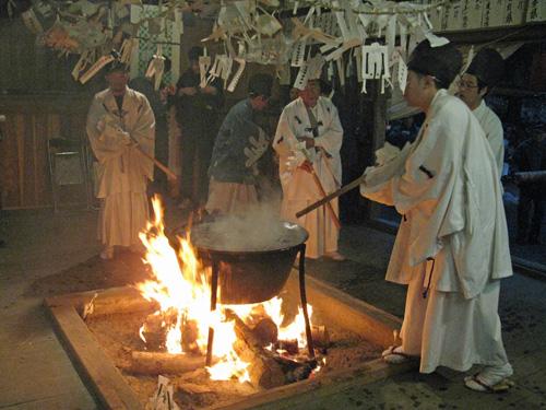 湯の上に百千の神々をおむかえする