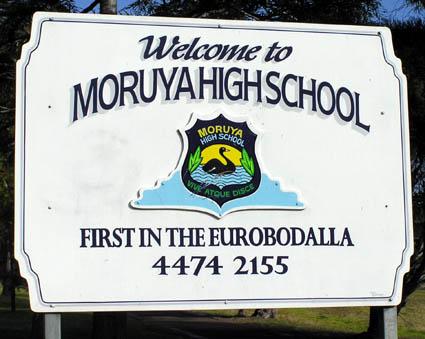 MORUYA High School の看板